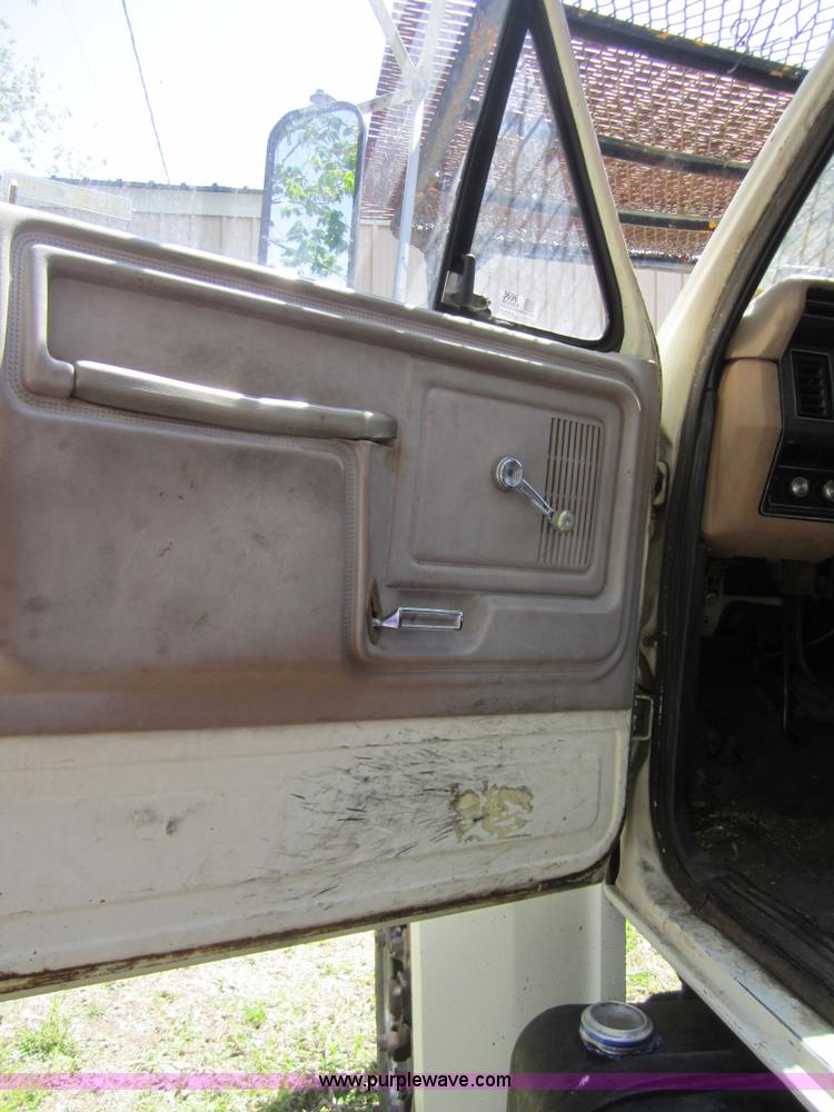 image for item 3696 1984 Ford F700 tree service bucket truck