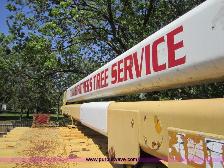 image for item 3696 1984 Ford F700 tree service bucket truck