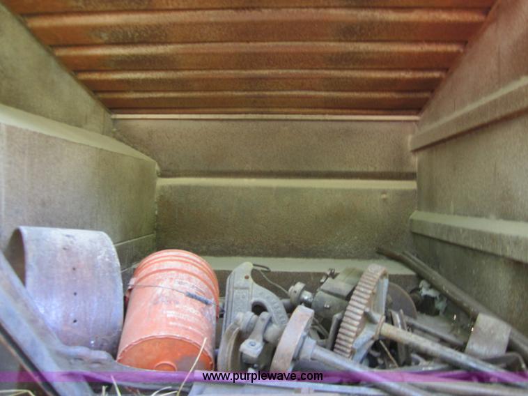 image for item 3696 1984 Ford F700 tree service bucket truck