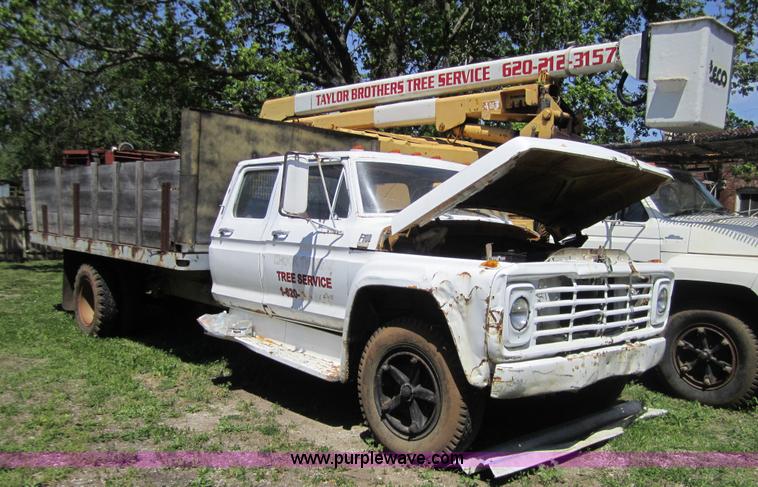 image for item 3697 1974 Ford F700 crew cab dump truck