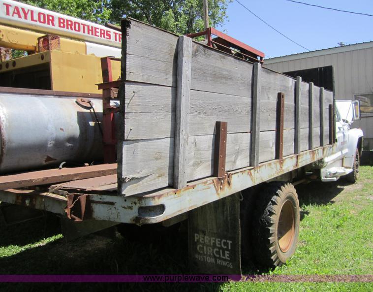 image for item 3697 1974 Ford F700 crew cab dump truck