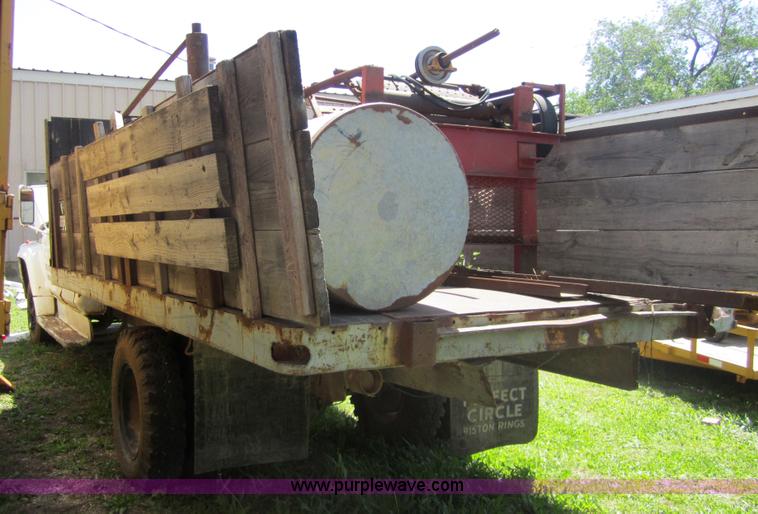 image for item 3697 1974 Ford F700 crew cab dump truck
