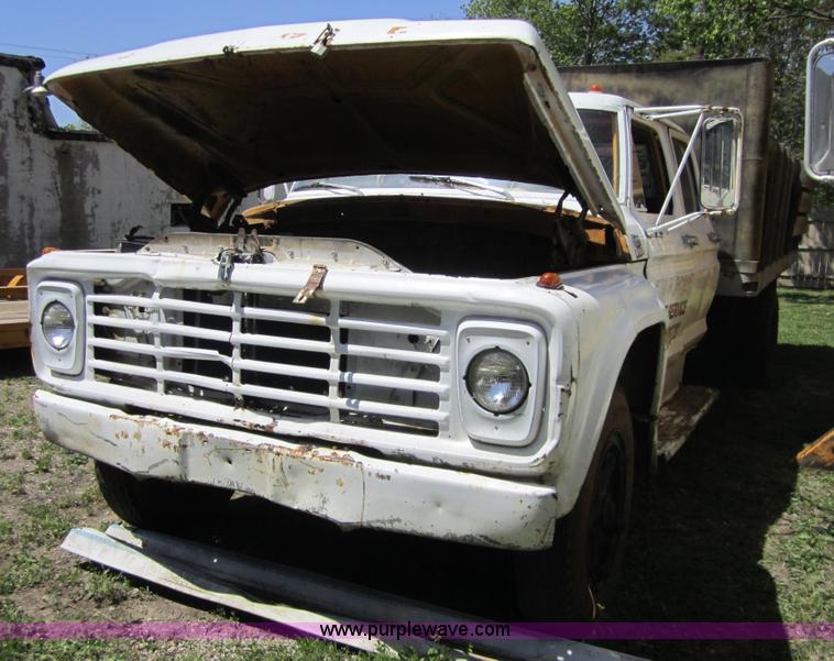 image for item 3697 1974 Ford F700 crew cab dump truck