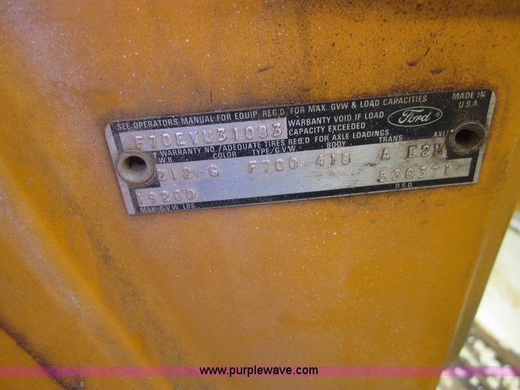 image for item 3697 1974 Ford F700 crew cab dump truck