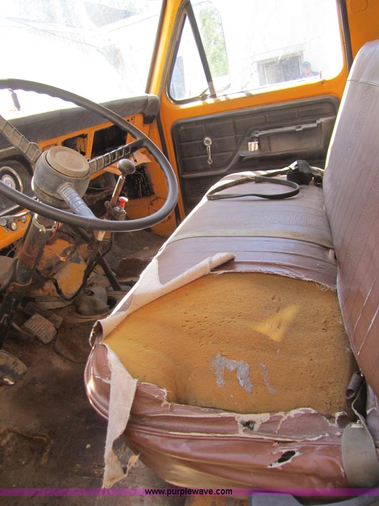 image for item 3697 1974 Ford F700 crew cab dump truck