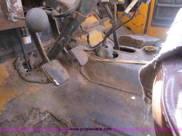 image for item 3697 1974 Ford F700 crew cab dump truck