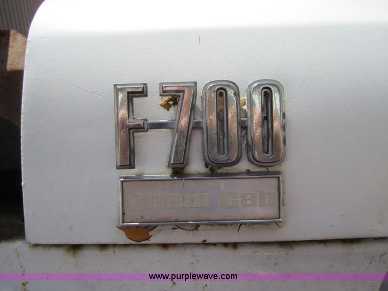 image for item 3697 1974 Ford F700 crew cab dump truck
