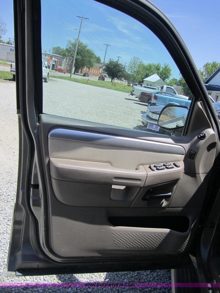 image for item 3699 2003 Mecury Mountaineer SUV