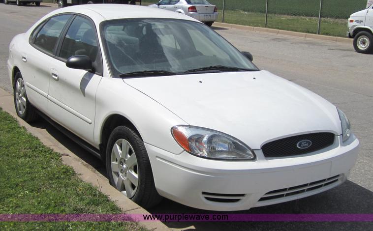 image for item 3865 2005 Ford Taurus SE