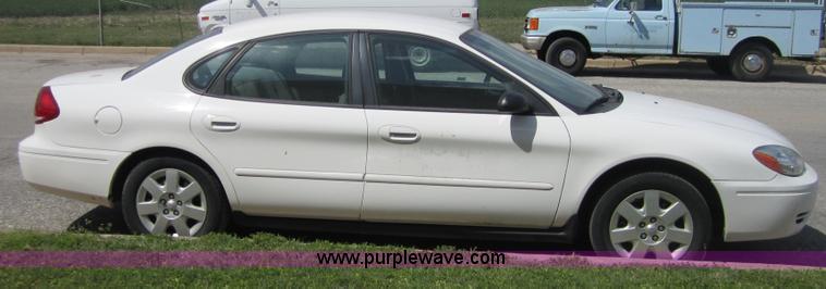 image for item 3865 2005 Ford Taurus SE