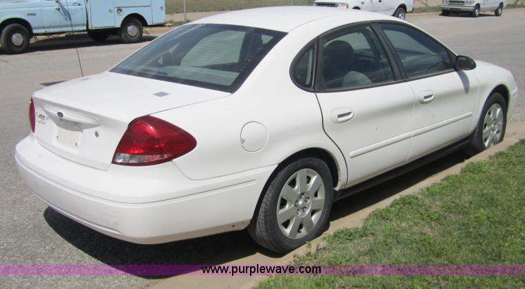 image for item 3865 2005 Ford Taurus SE
