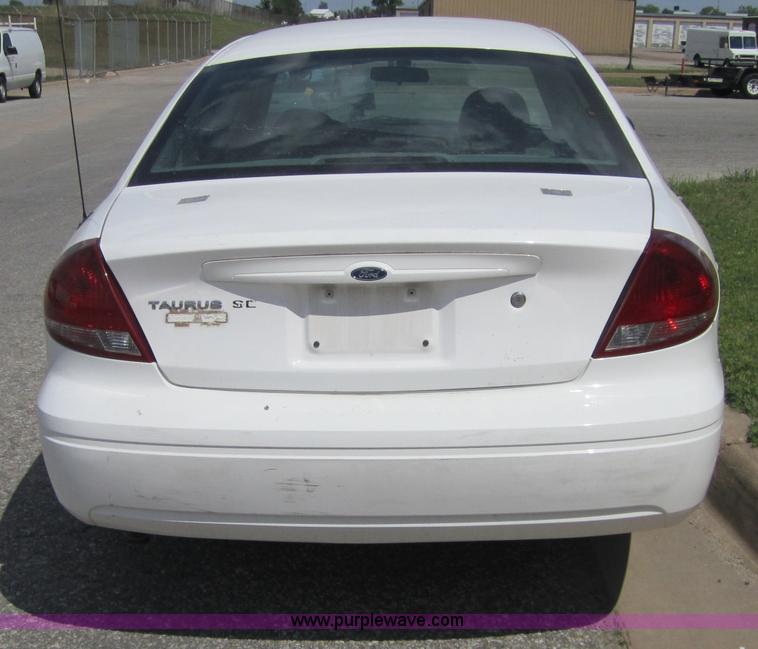 image for item 3865 2005 Ford Taurus SE