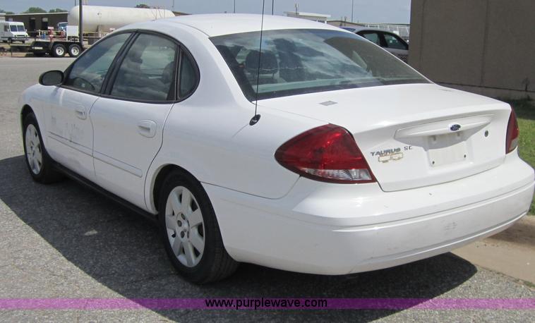 image for item 3865 2005 Ford Taurus SE