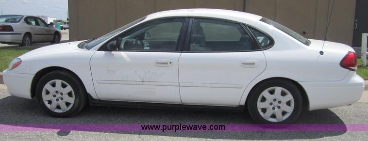 image for item 3865 2005 Ford Taurus SE