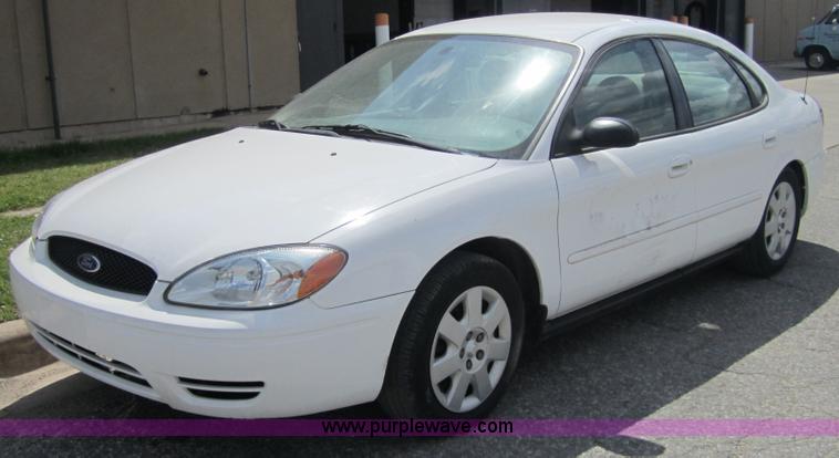 image for item 3865 2005 Ford Taurus SE
