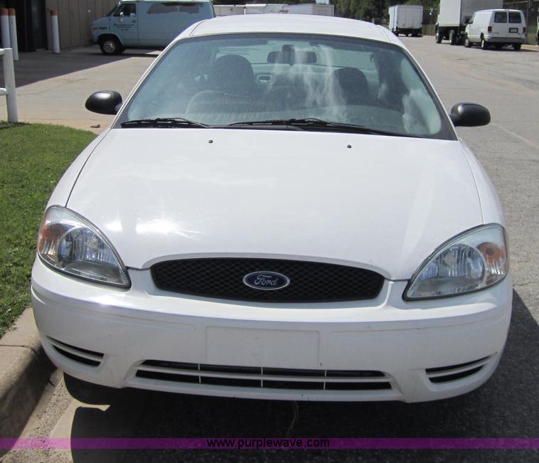 image for item 3865 2005 Ford Taurus SE