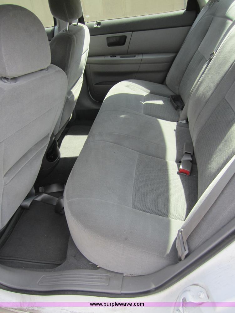 image for item 3865 2005 Ford Taurus SE