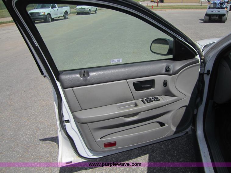 image for item 3865 2005 Ford Taurus SE