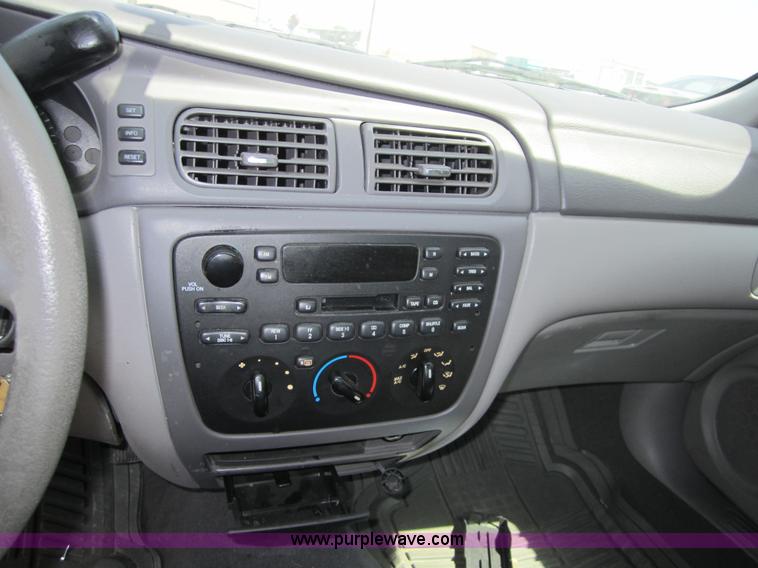 image for item 3865 2005 Ford Taurus SE