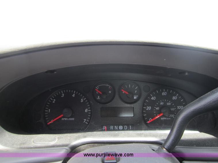 image for item 3865 2005 Ford Taurus SE