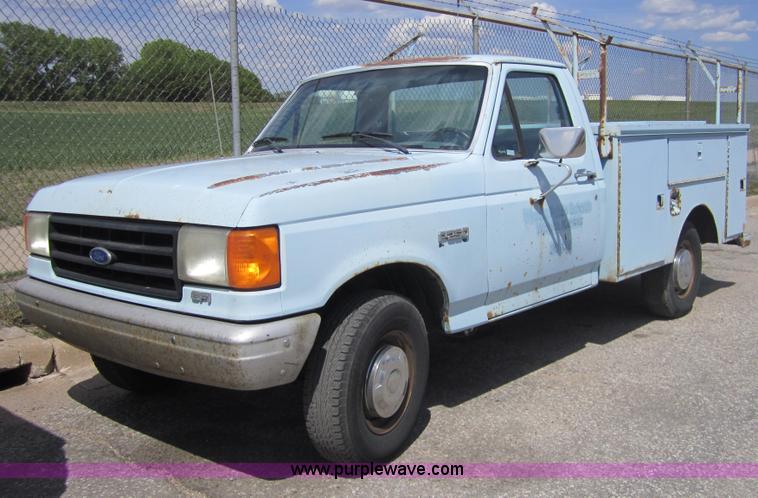 image for item 3866 1987 Ford F250 pickup truck