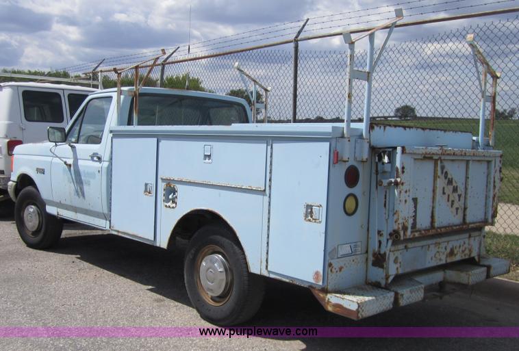 image for item 3866 1987 Ford F250 pickup truck