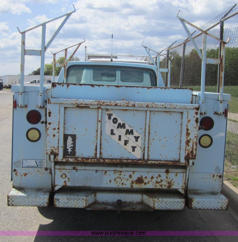 image for item 3866 1987 Ford F250 pickup truck