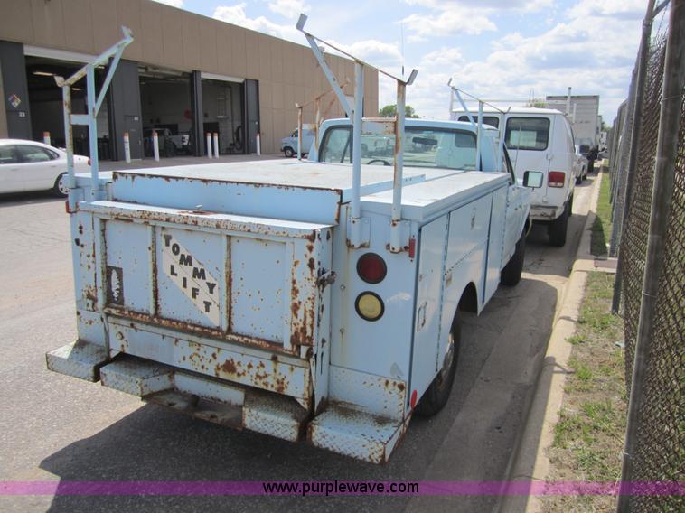 image for item 3866 1987 Ford F250 pickup truck