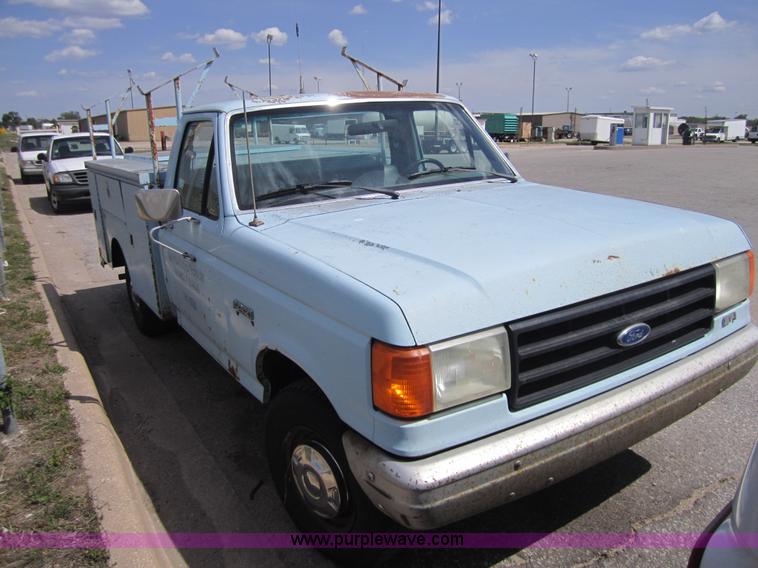 image for item 3866 1987 Ford F250 pickup truck
