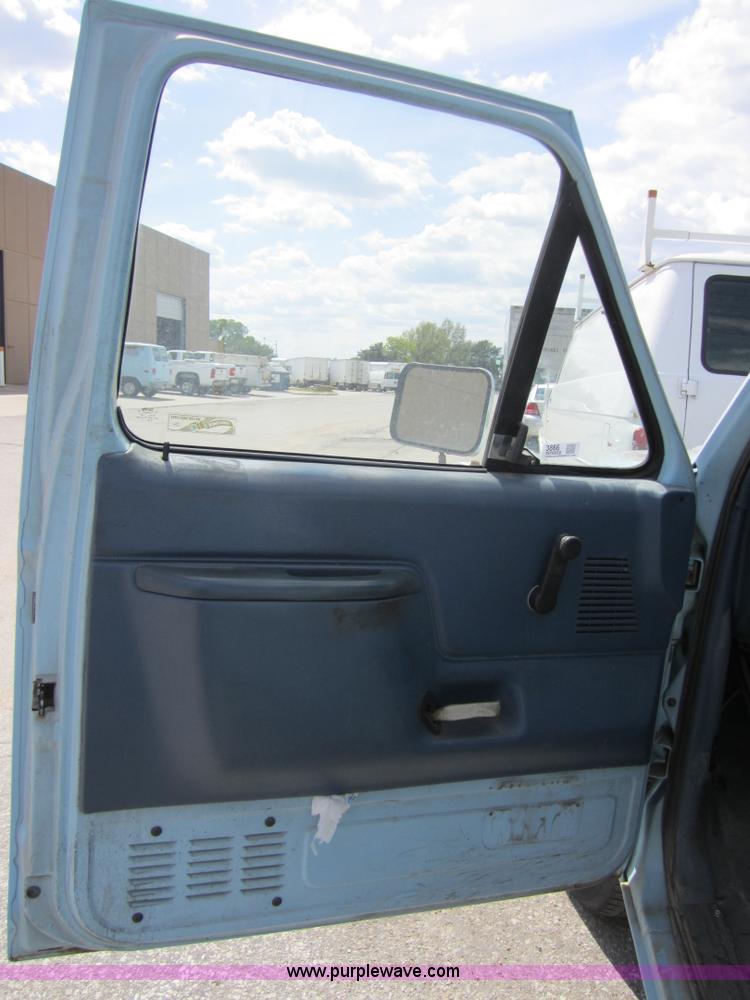 image for item 3866 1987 Ford F250 pickup truck