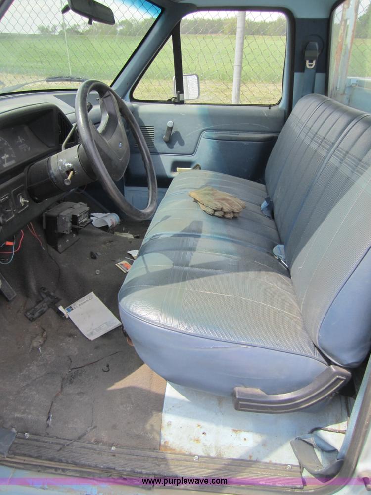 image for item 3866 1987 Ford F250 pickup truck