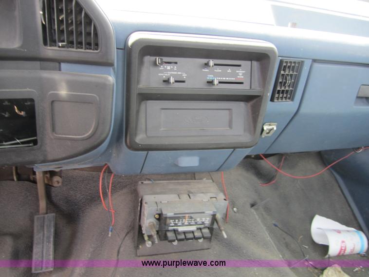 image for item 3866 1987 Ford F250 pickup truck