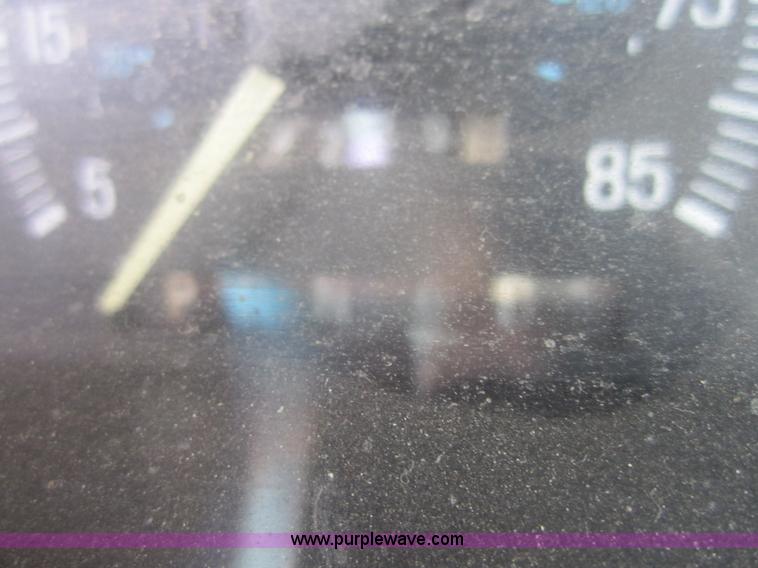 image for item 3866 1987 Ford F250 pickup truck