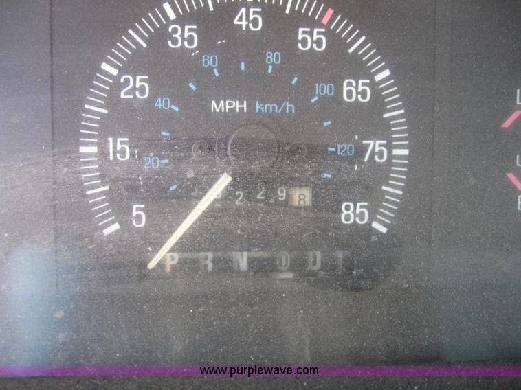 image for item 3866 1987 Ford F250 pickup truck