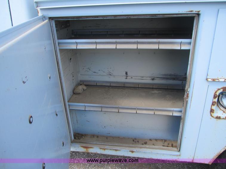 image for item 3866 1987 Ford F250 pickup truck