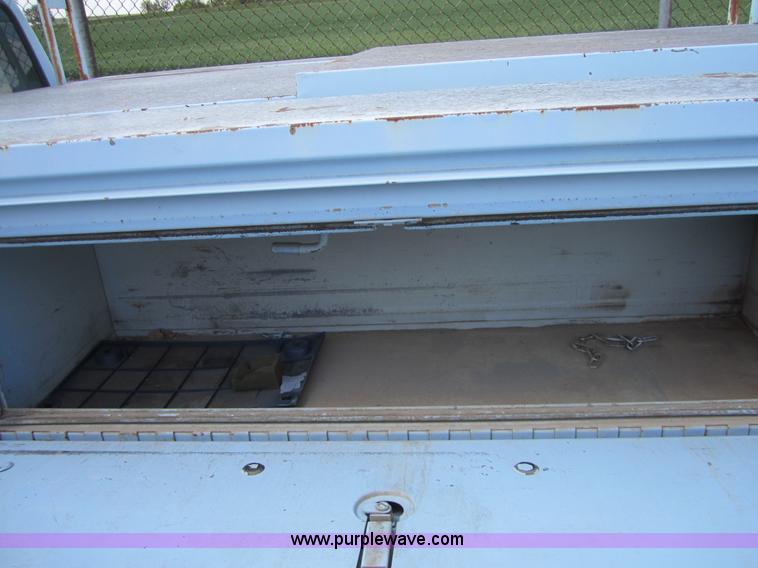 image for item 3866 1987 Ford F250 pickup truck