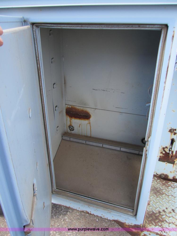 image for item 3866 1987 Ford F250 pickup truck