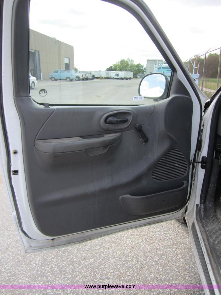 image for item 3868 2002 Ford F150 XL pickup truck