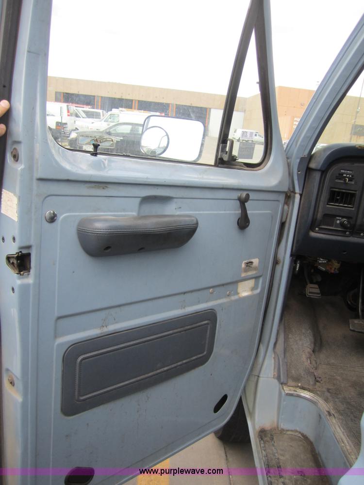 image for item 3870 1990 Ford E150 van