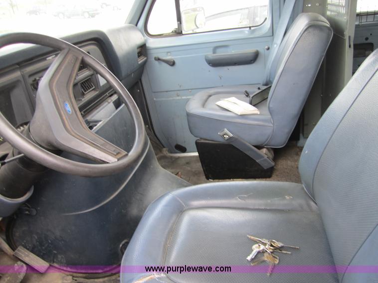 image for item 3870 1990 Ford E150 van