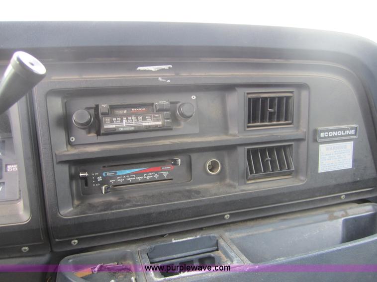 image for item 3870 1990 Ford E150 van