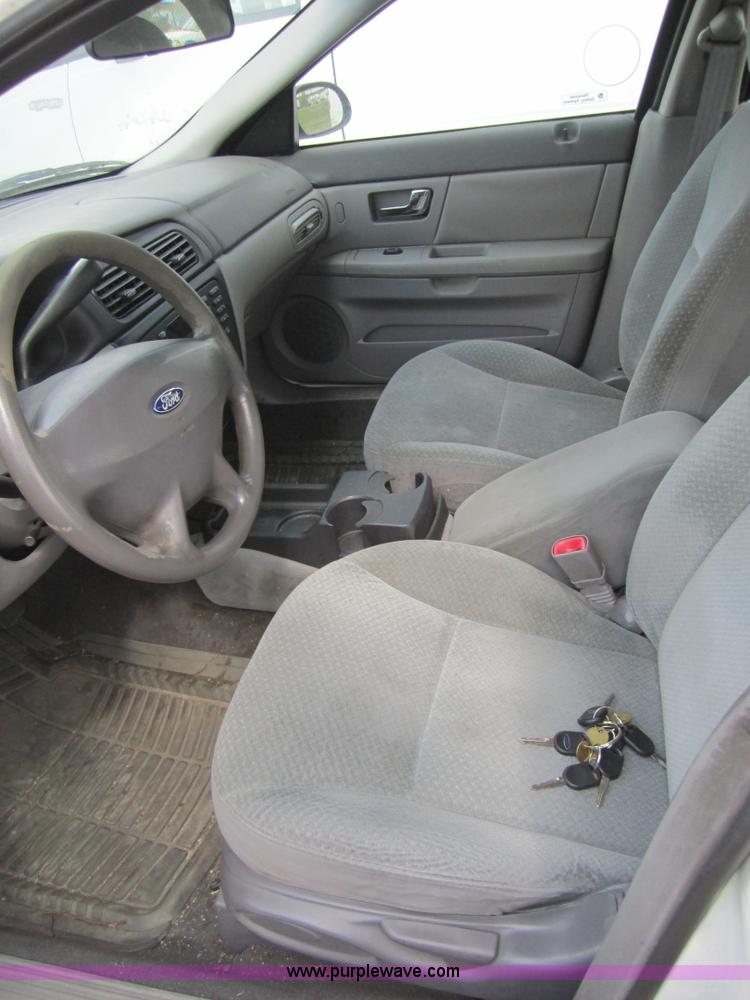 image for item 3872 2000 Ford Taurus LX