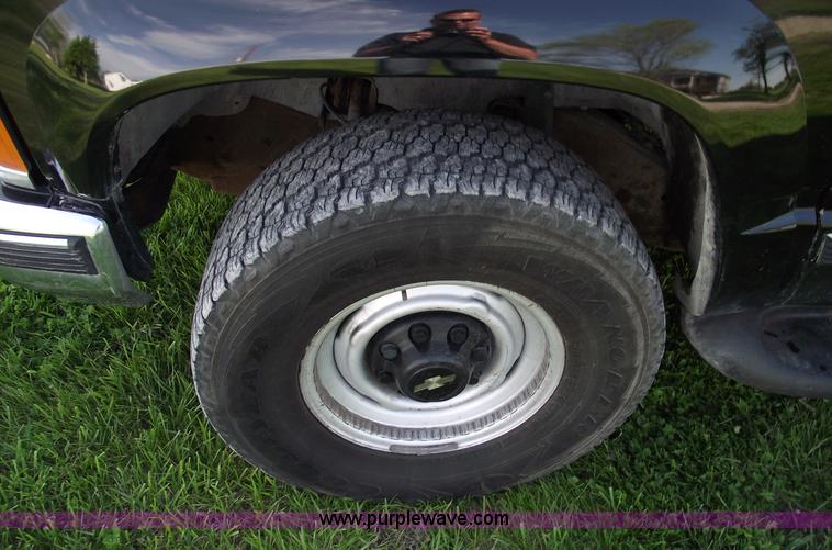 image for item 5497 1998 Chevrolet Suburban K2500 LT SUV