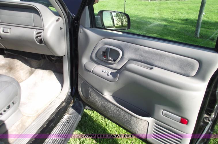 image for item 5497 1998 Chevrolet Suburban K2500 LT SUV