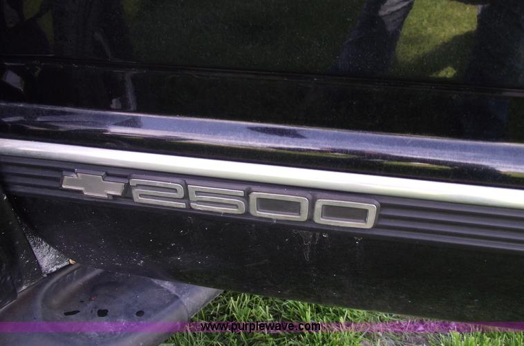 image for item 5497 1998 Chevrolet Suburban K2500 LT SUV