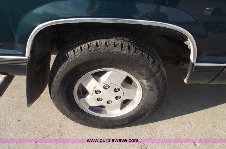 image for item 5504 1997 Chevrolet Suburban K1500 LS SUV