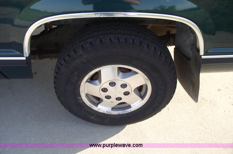 image for item 5504 1997 Chevrolet Suburban K1500 LS SUV
