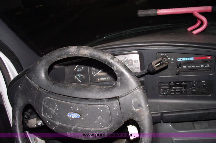 image for item 5524 1993 Ford E350 box truck