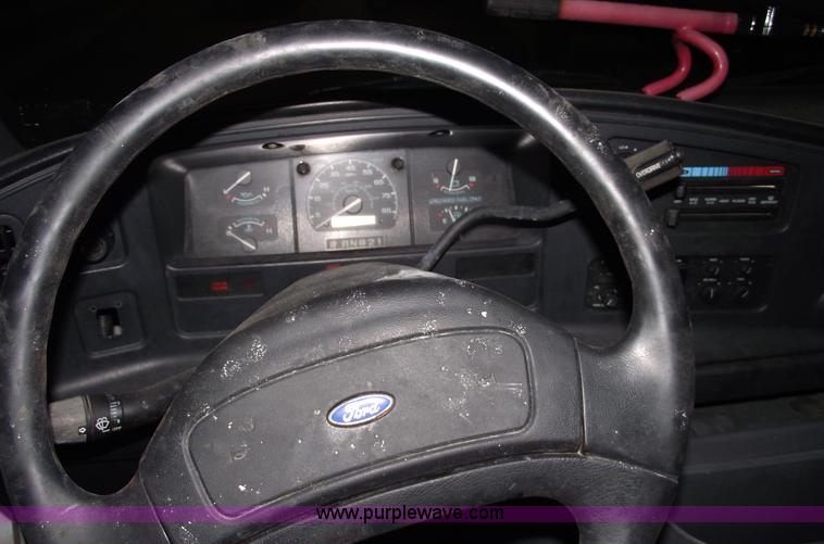 image for item 5524 1993 Ford E350 box truck