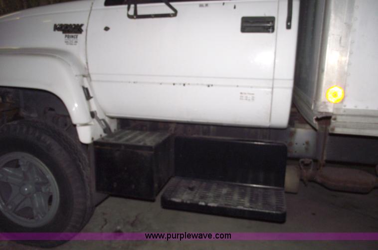 image for item 5525 1990 Chevrolet Kodiak box truck